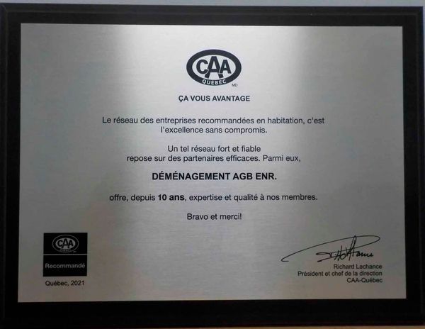 Plaque avec le logo de la CAA, un texte en français et une signature. Il semble s'agir d'une récompense.