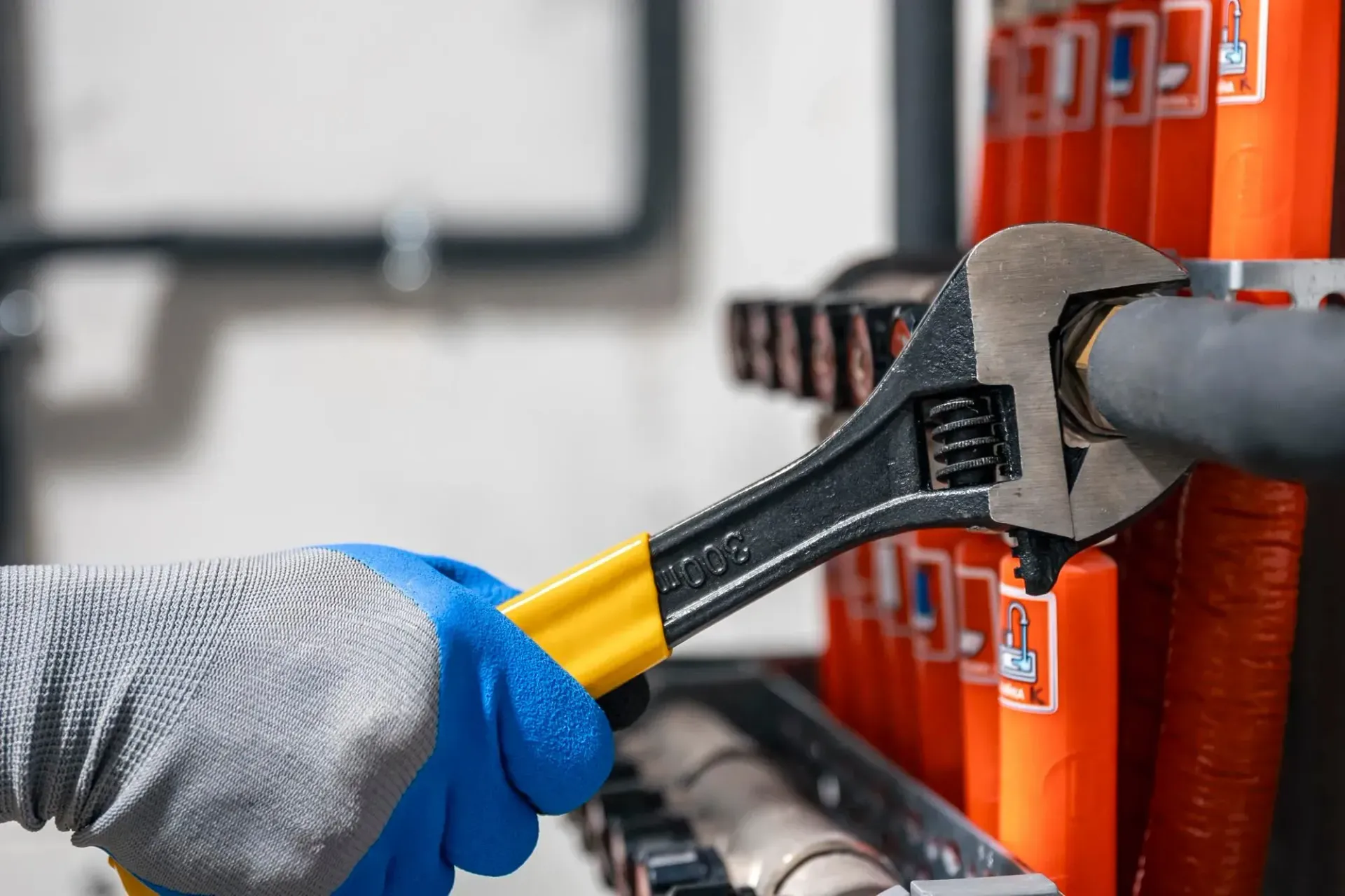 A plumber working in Currimundi