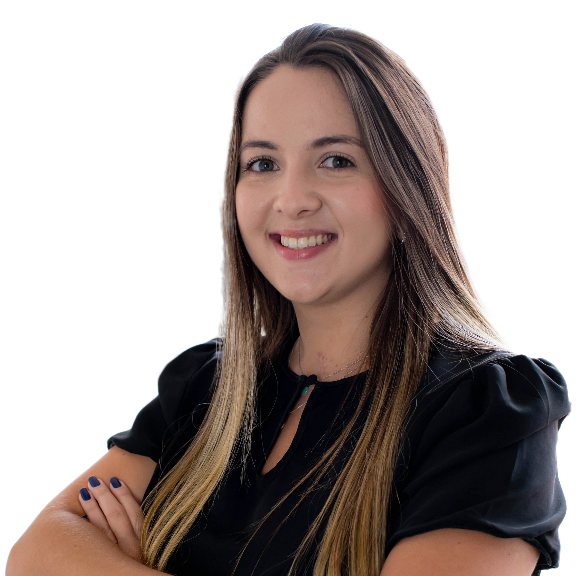 Uma mulher com cabelos longos está vestindo uma camisa preta e sorrindo para a câmera.