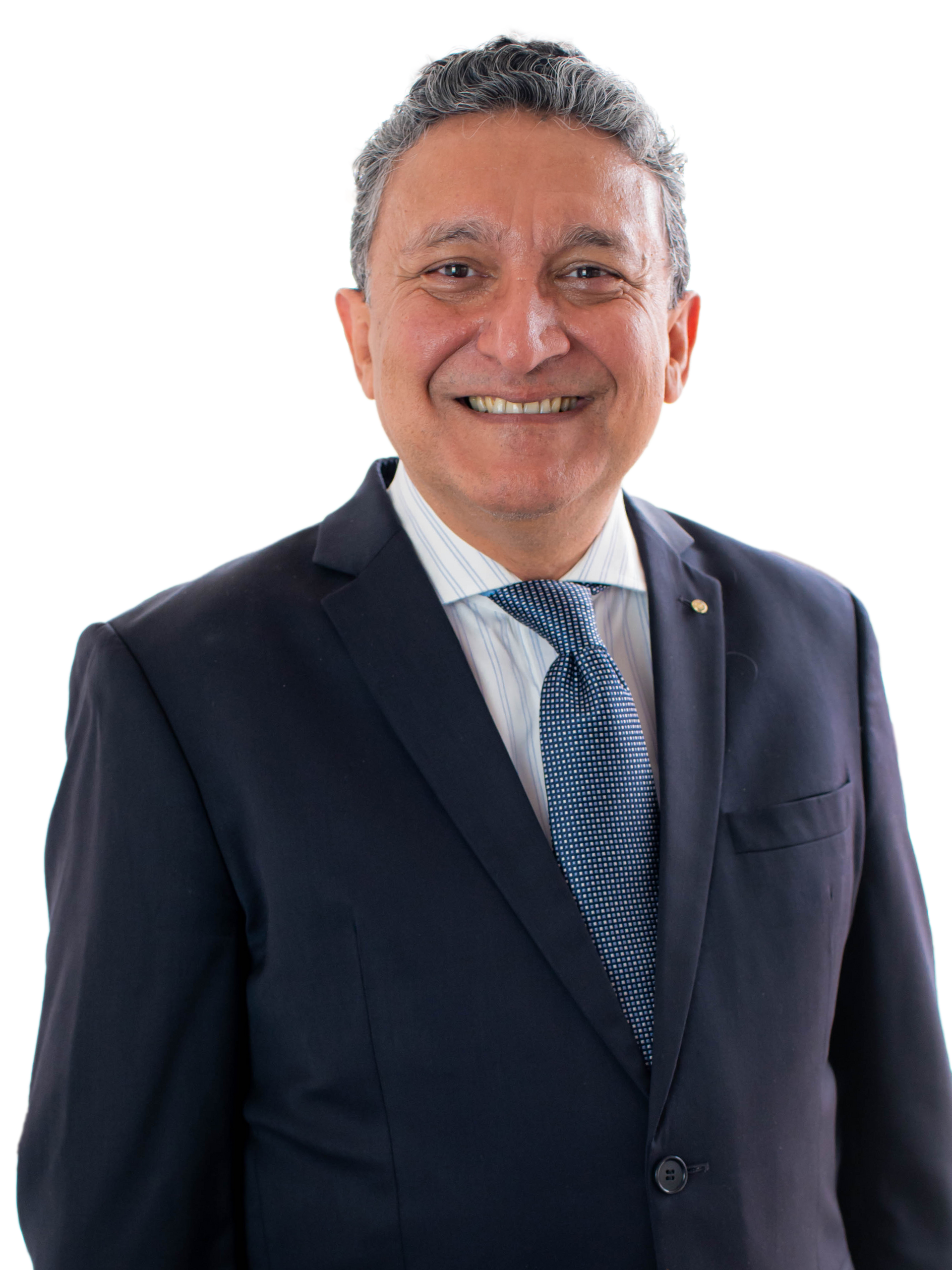 Um homem de terno e gravata está sorrindo para a câmera.