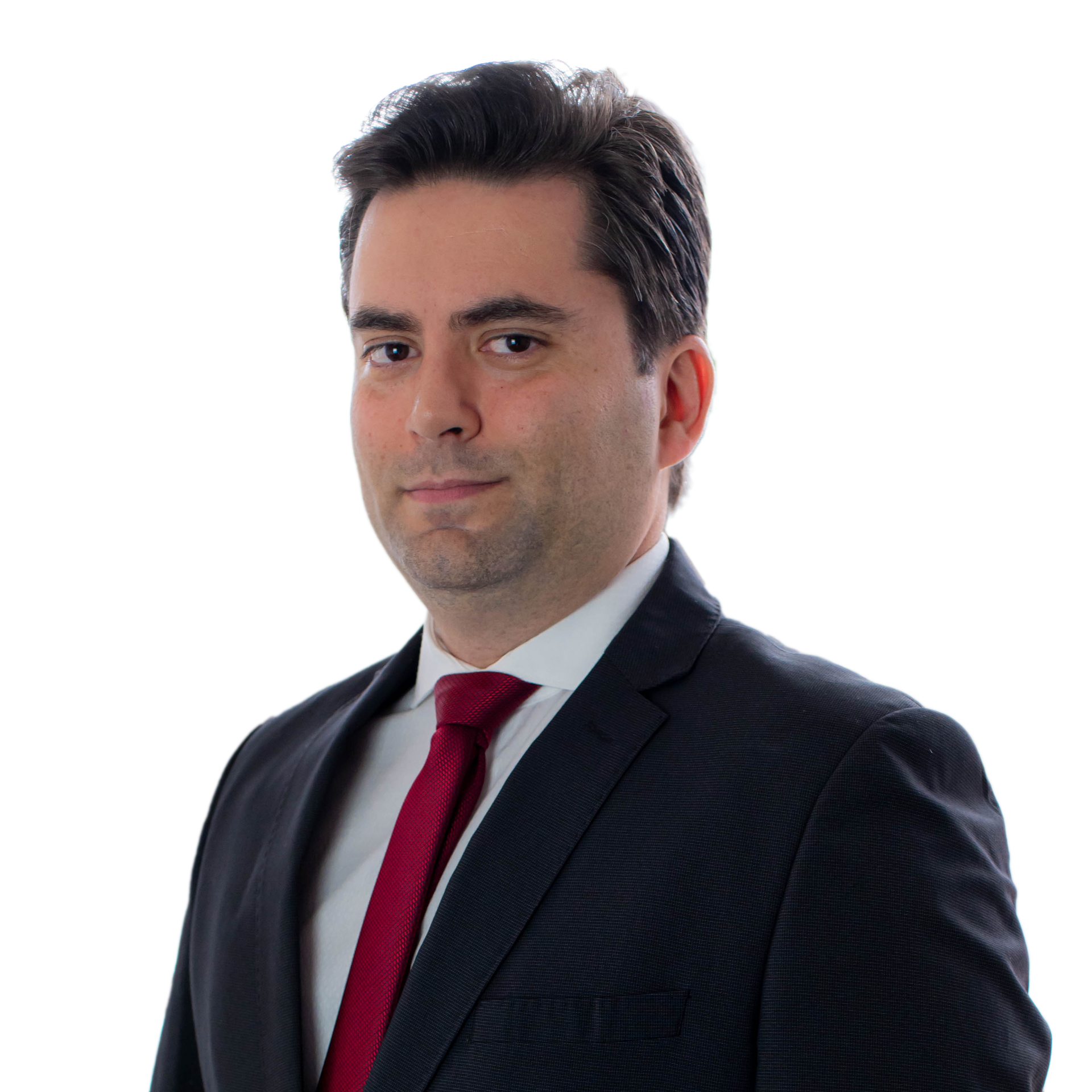 Um homem de terno e gravata está sorrindo para a câmera.