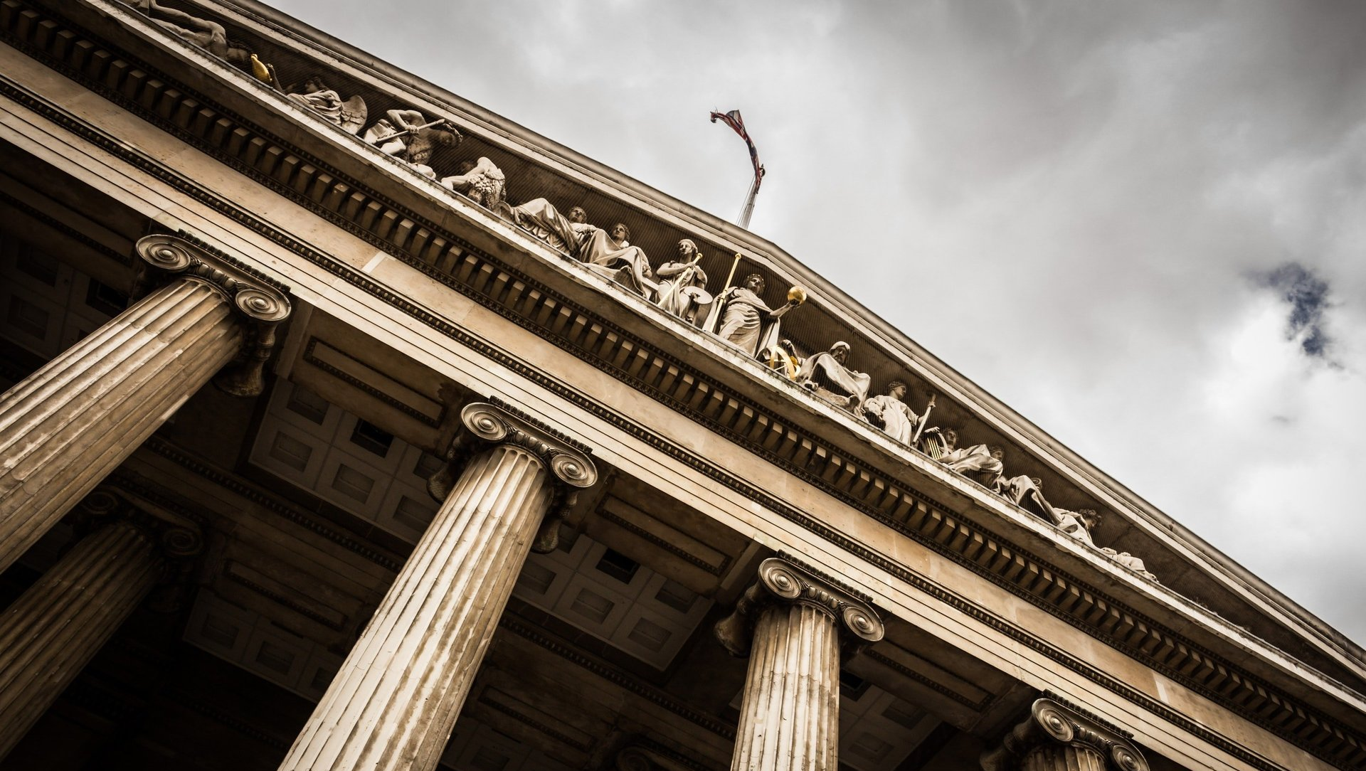 Olhando para o topo de um edifício com colunas