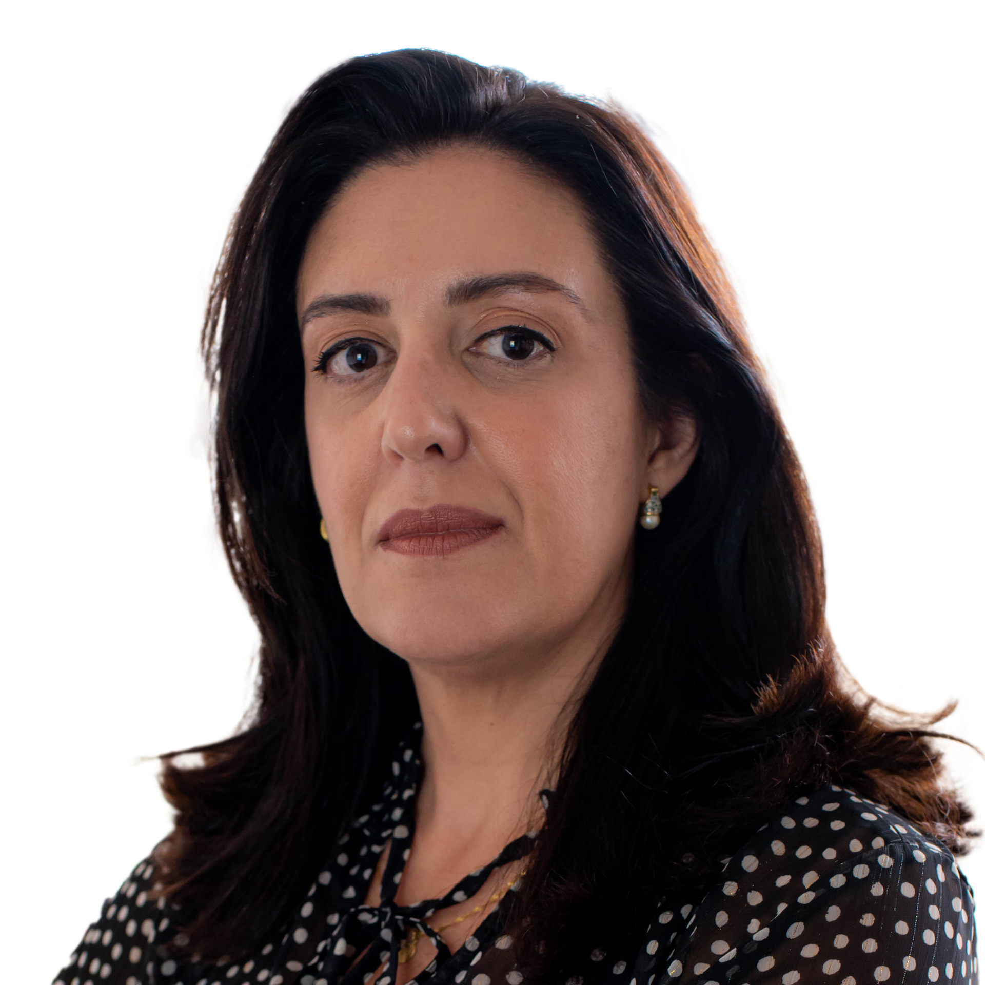 Uma mulher com cabelo comprido e um colar com a letra f