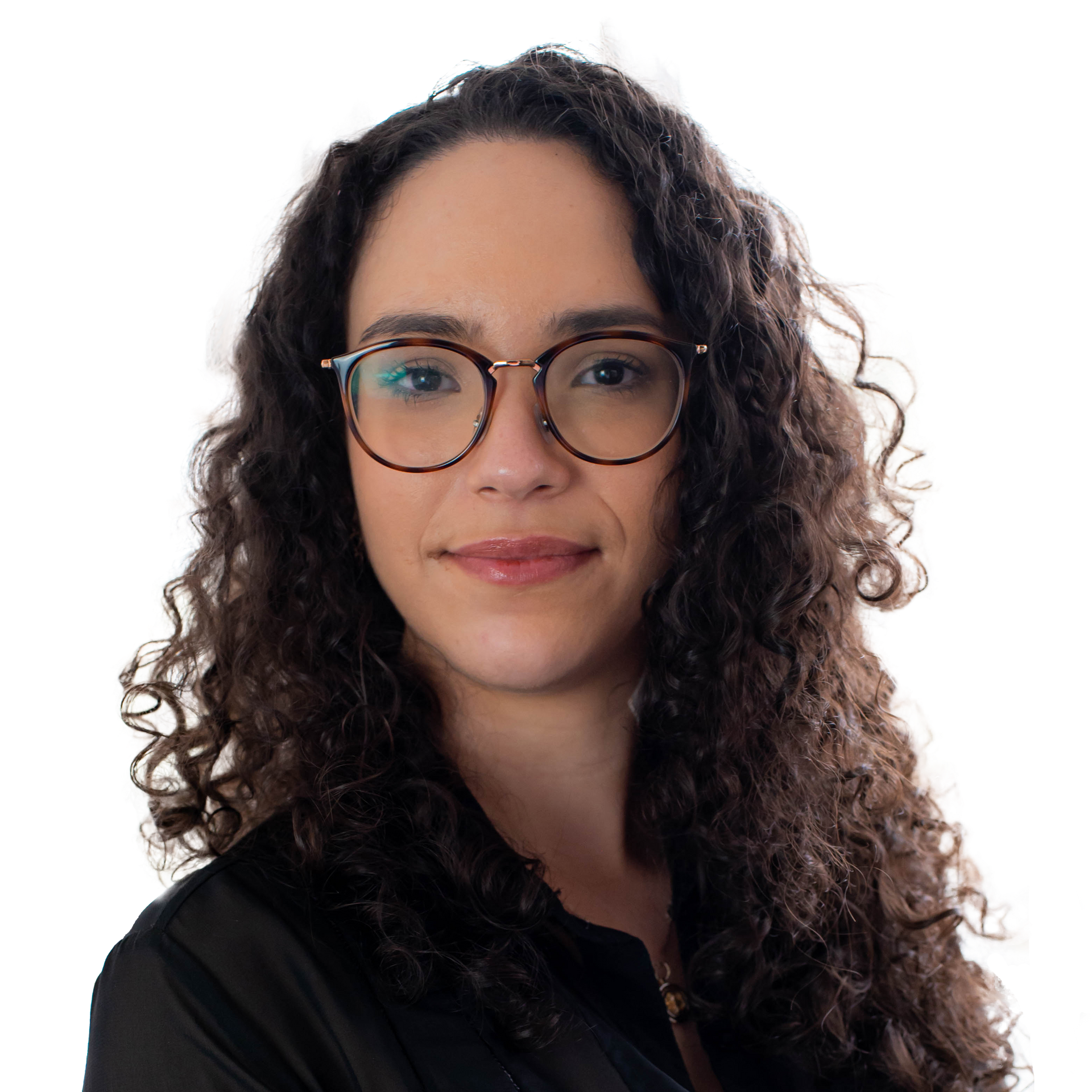Uma mulher com cabelos cacheados está sorrindo e usando um colar.