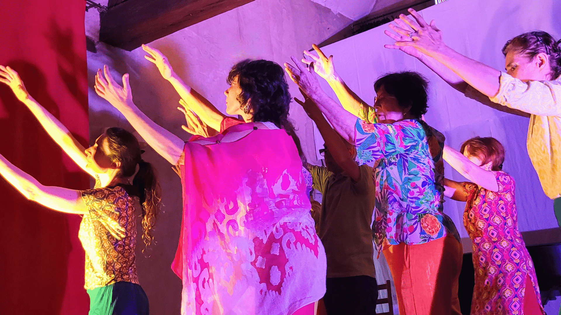 Femme en posture de yoga sur un tapis dans un parc ensoleillé.