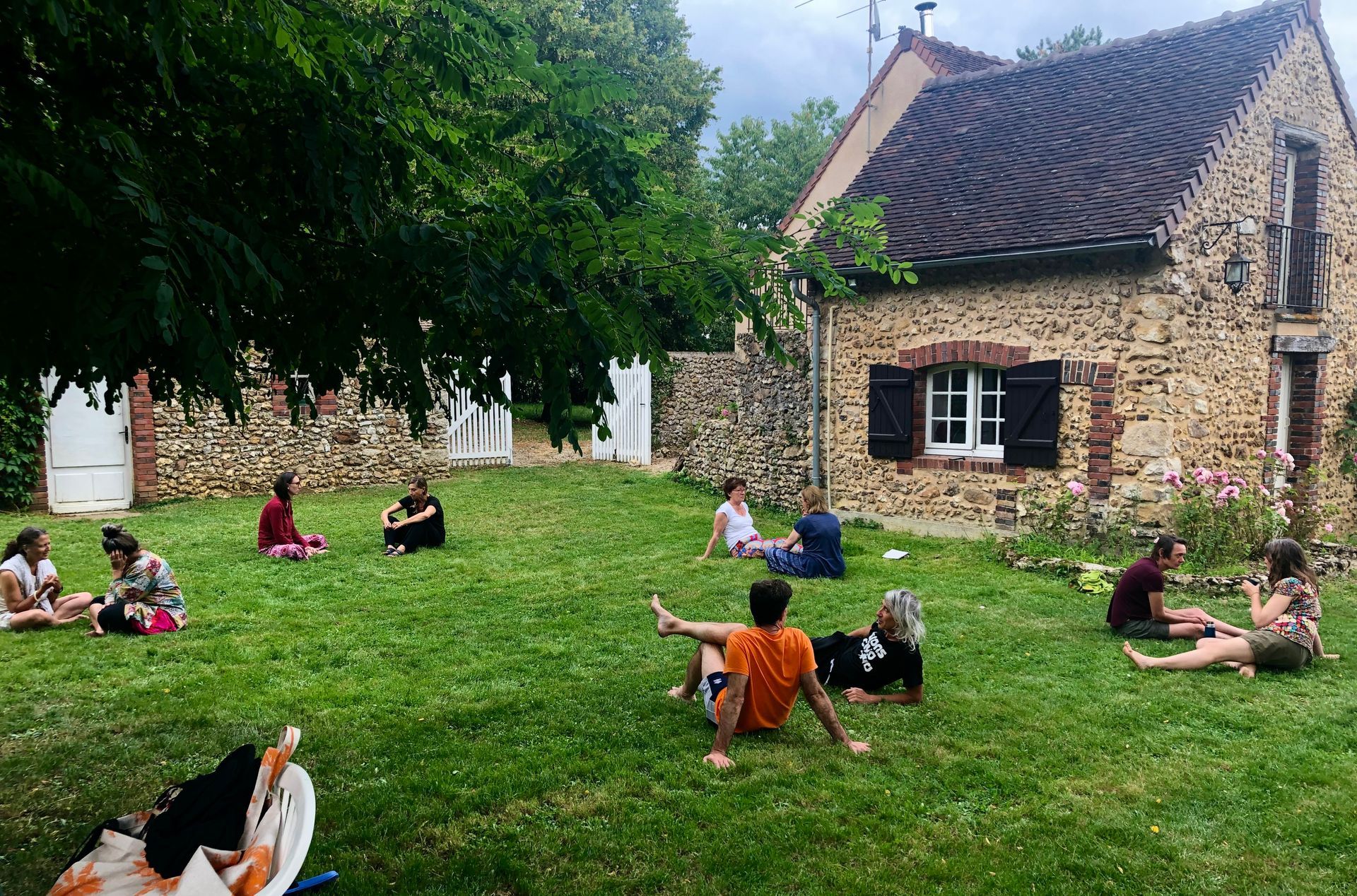 Deux personnes, une femme et un homme, se tenant la main dans un décor sombre et éclairé par une lumière violette.