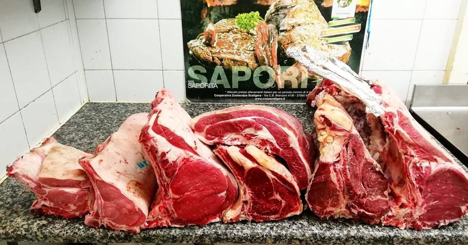 pezzi di carne macellata