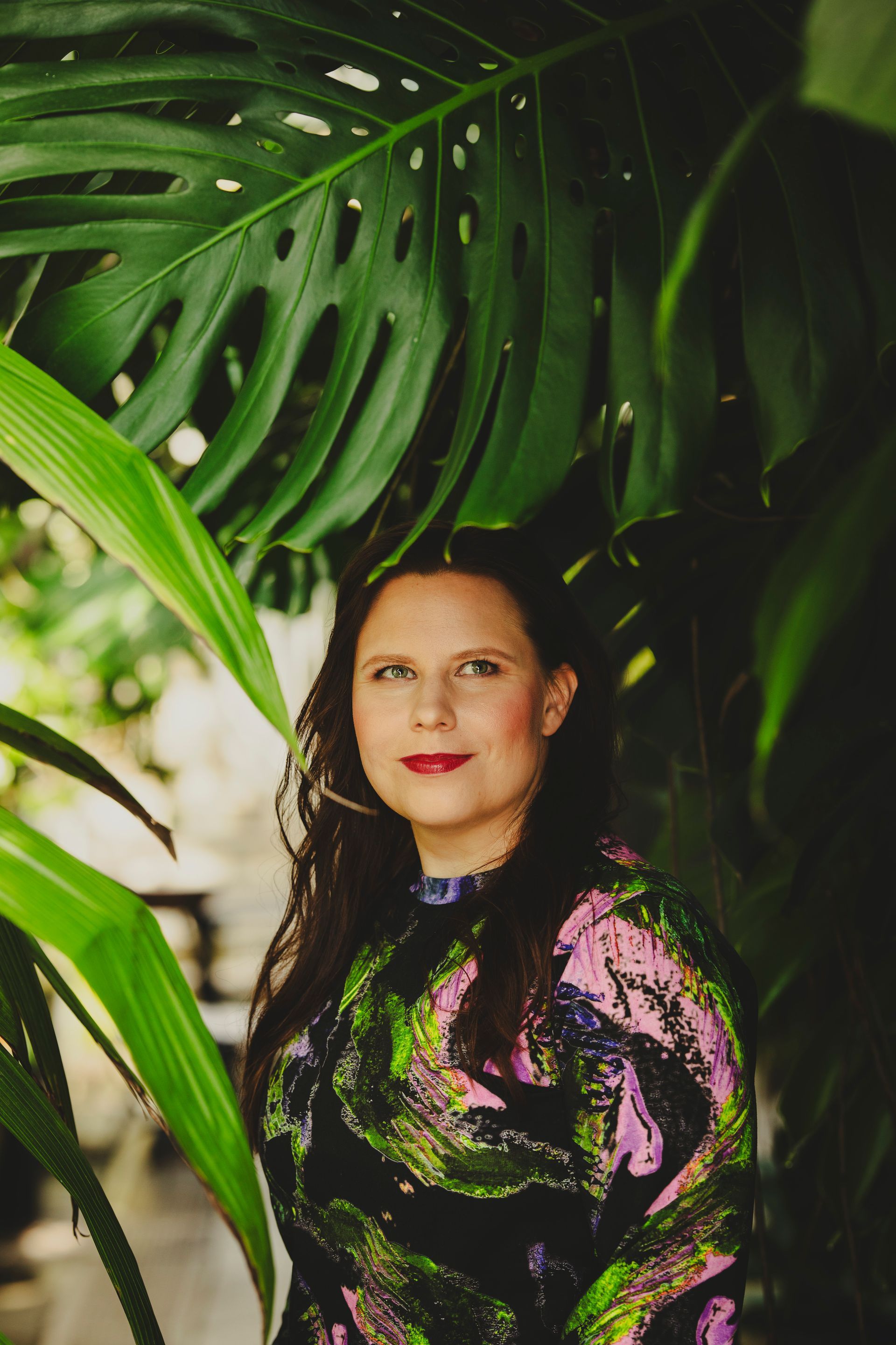 Kirjailija Helena Immonen viidakkomaisessa ympäristössä