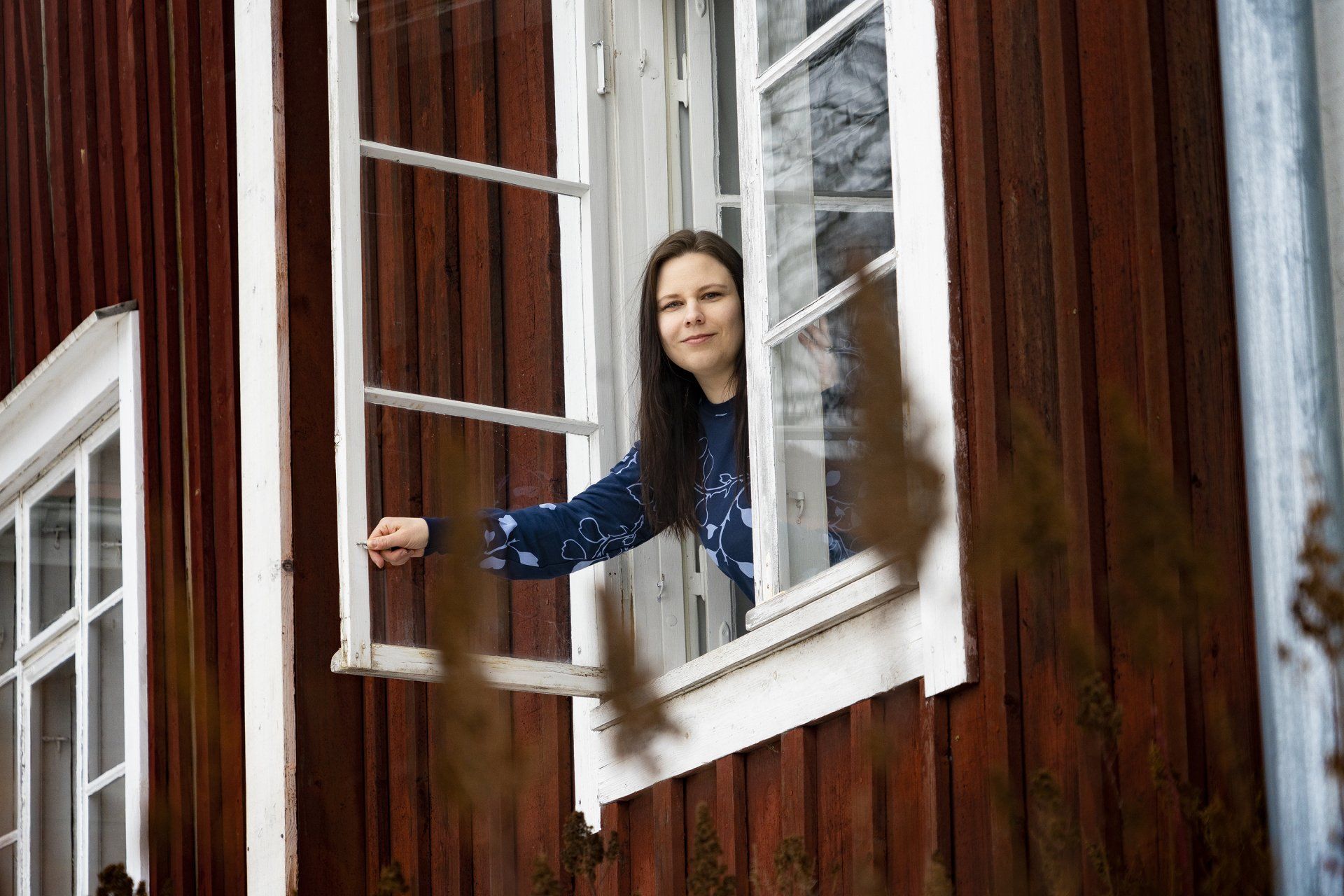 Kirjailija Helena Immonen ikkunassa