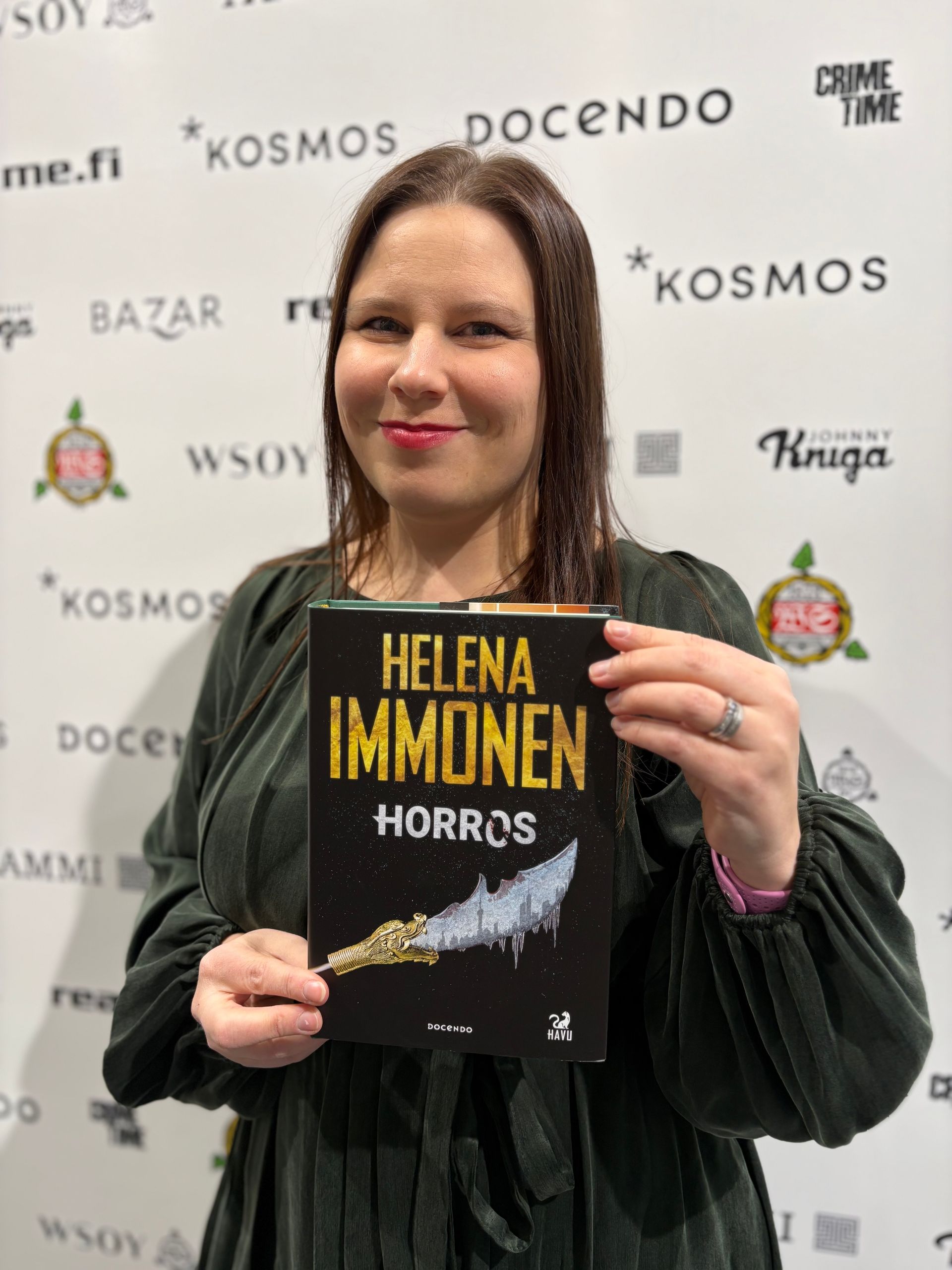 Kirjailija Helena Immonen kädessään kirja Horros