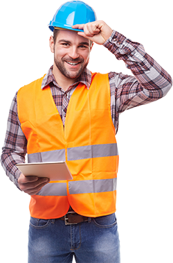Operaio edile con giubbotto arancione e casco blu, sorridente, tiene in mano un tablet e si toglie il cappello.