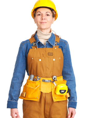 Operaio edile sorridente che indossa un casco giallo e una tuta marrone.