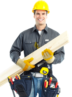 Operaio edile con casco giallo, tiene in mano della legna e sorride.