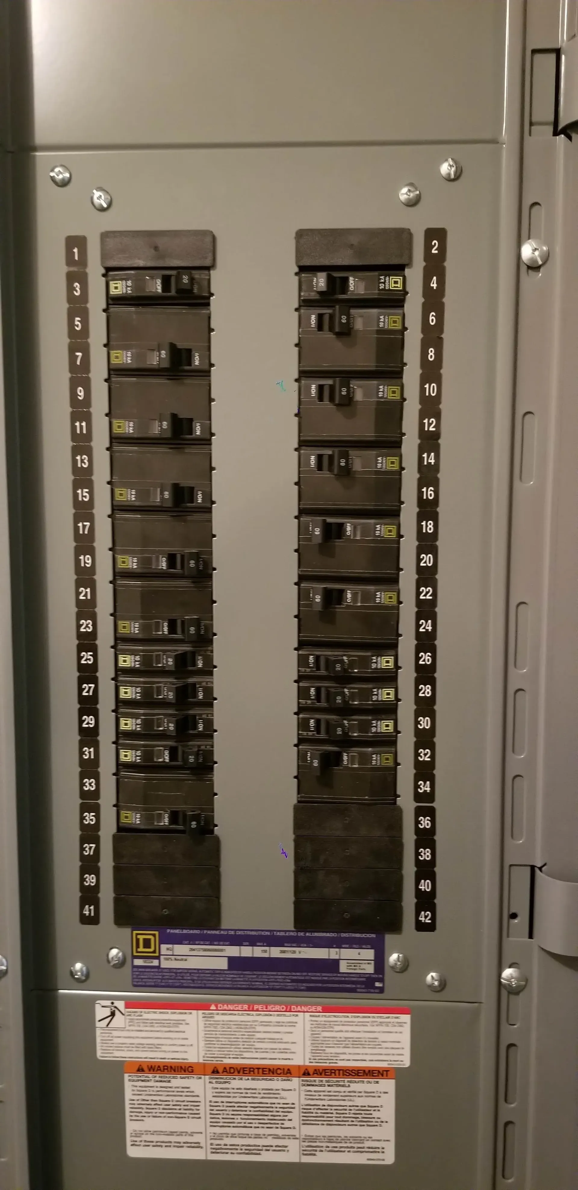 A close up of a electrical panel with a lot of electrical outlets.