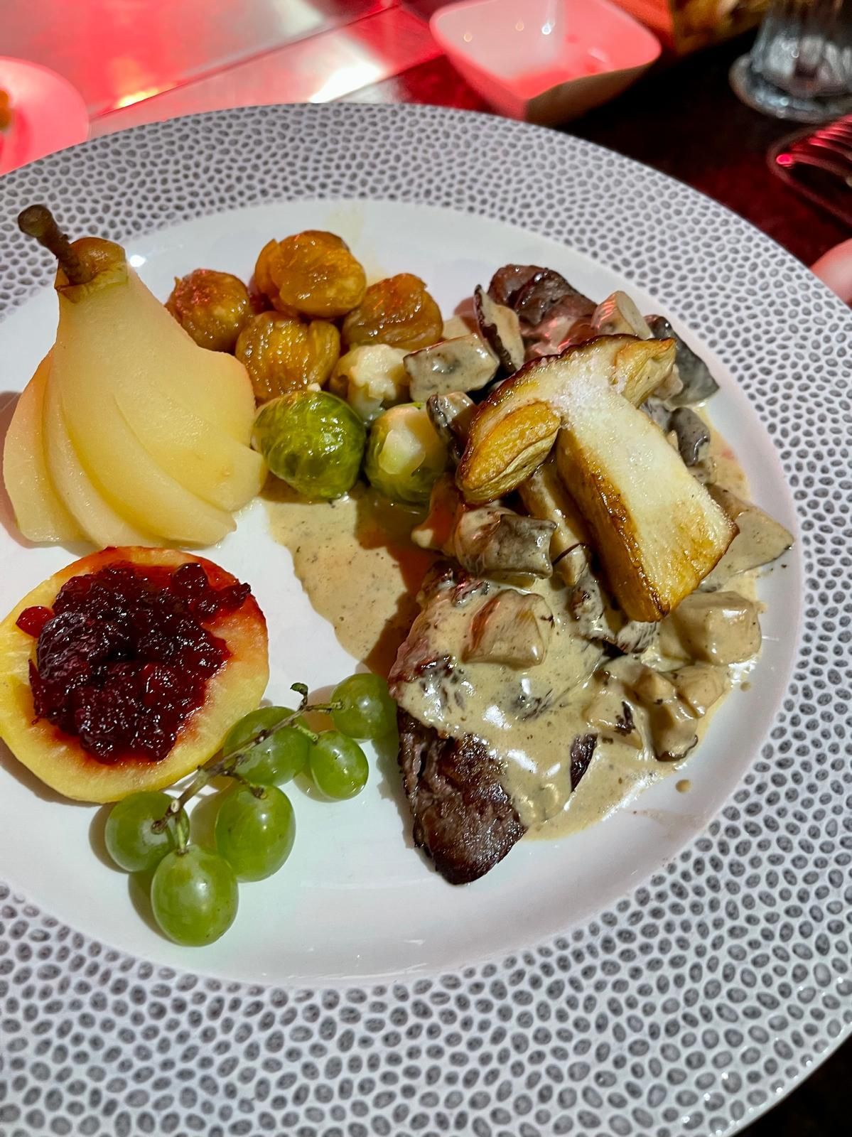 Une personne trempe un morceau de fromage dans un pot de fondue.