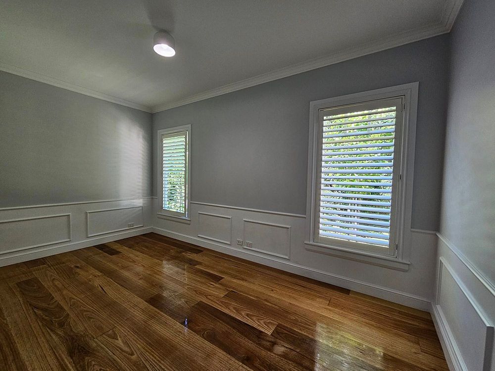 Empty Room With Venetian Blinds Window And Roof Lamp On — A Perfect Move And Clean In Welby NSW