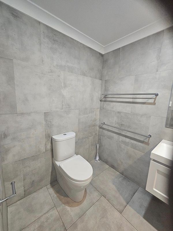 New Cleaned Bathroom with Two Empty Hanging Bars — A Perfect Move And Clean In Welby NSW
