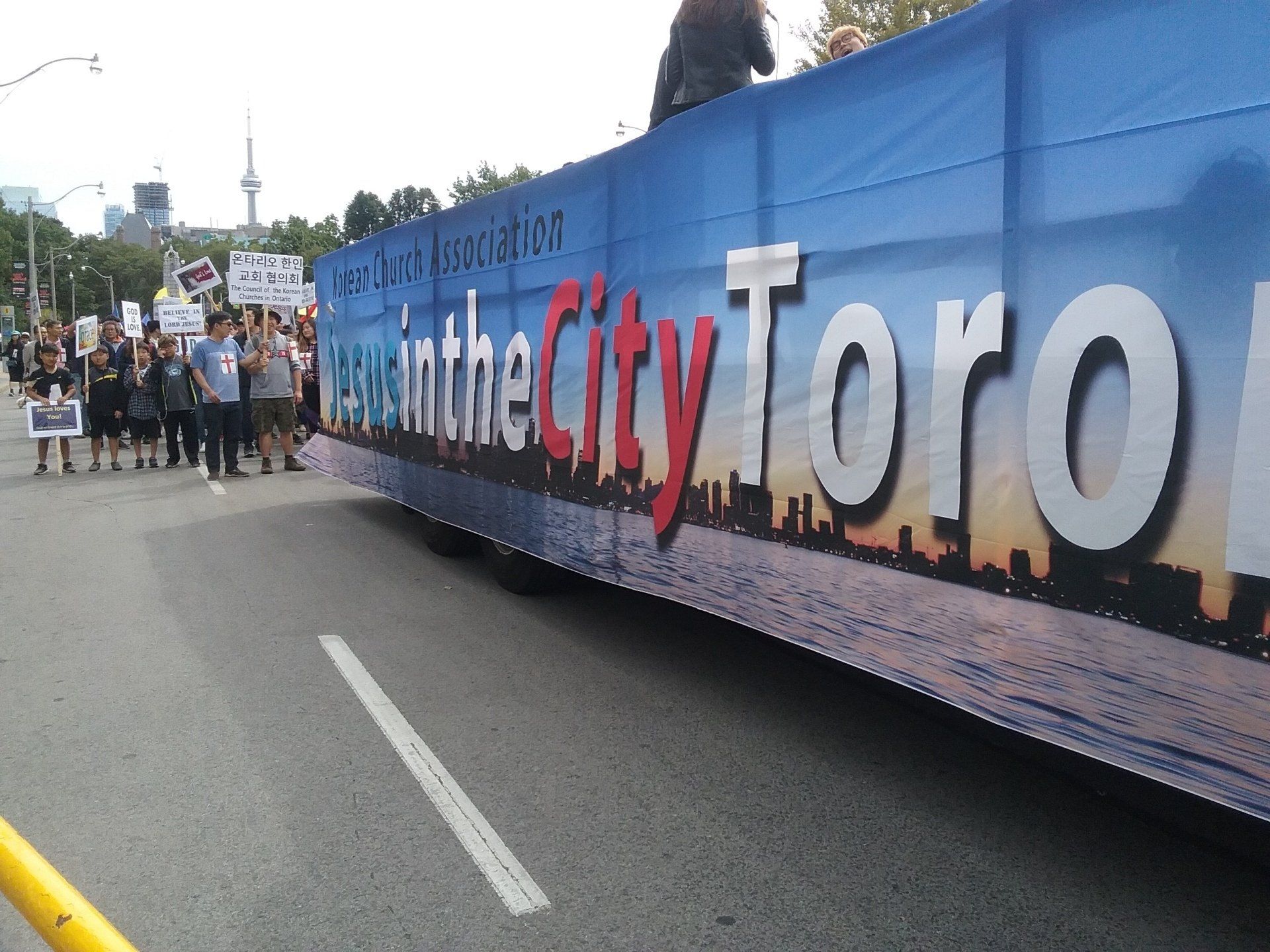 A large sign that says toronto on it