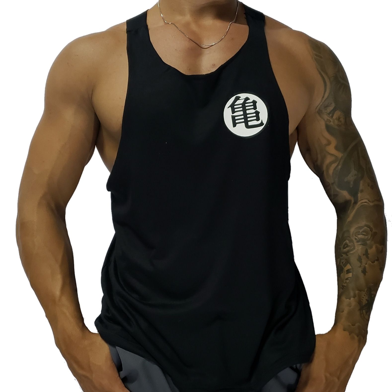 Hombre que viste una camiseta azul de Superman, complexión musculosa, tatuaje en el brazo.