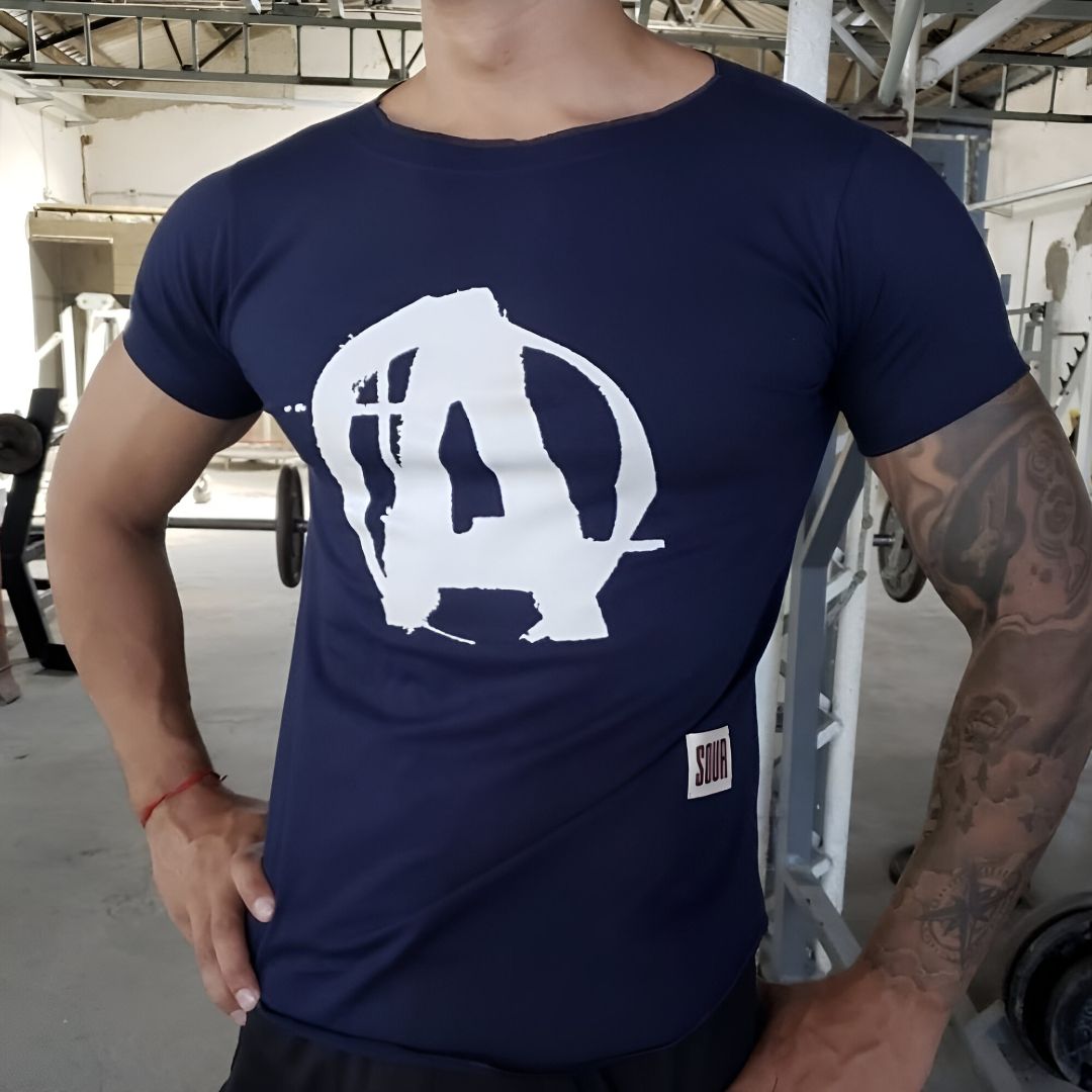 Hombre con camiseta azul marino con logo blanco.