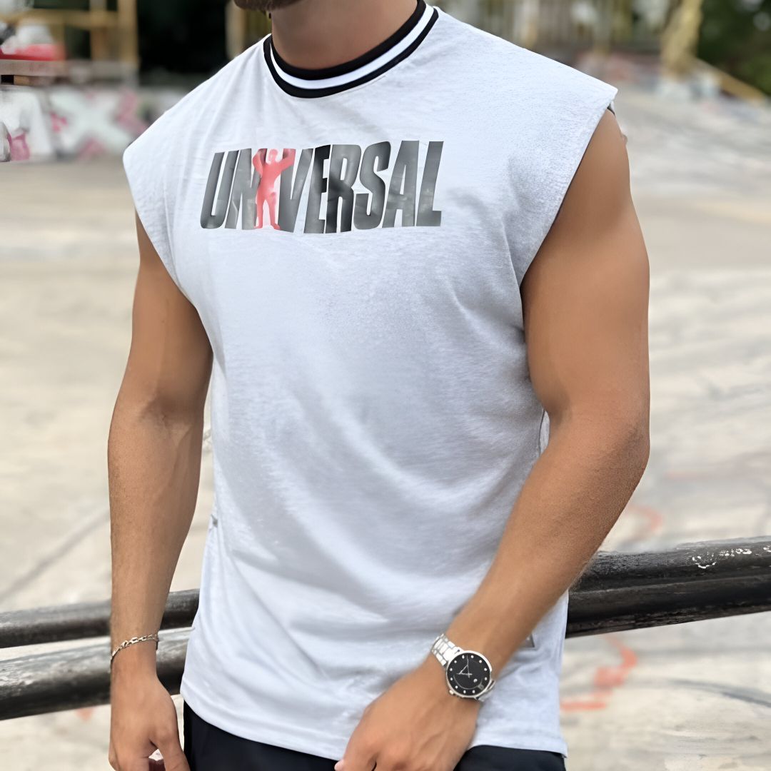 Hombre vestido con camisa blanca sin mangas con gráfico "UNIVERSAL", detalles en blanco y negro, reloj y pulsera.