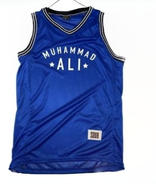 Camiseta de baloncesto azul de Muhammad Ali con letras y ribetes blancos.