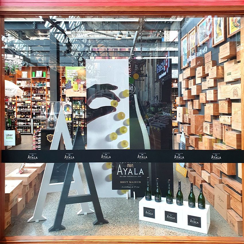 A store front with a sign that says ayala on it