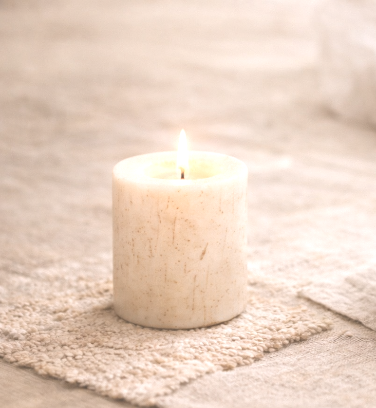 Grafika w kolorze jasnobrązowym z symbolem czapki absolwenta i tekstem w języku polskim, promująca kurs dla nauczycieli jogi.