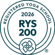 Okrągłe logo szkoły jogi zarejestrowanej w Yoga Alliance, zawierające tekst „RYS 200”, rok „2026” i małą ikonę.