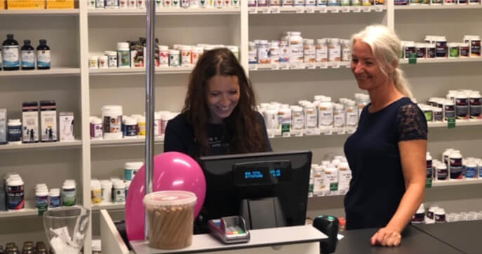 kvinde betjener kunde