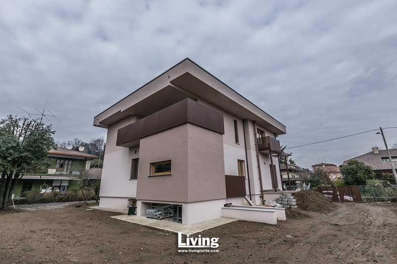casa su due livelli con tetto in legno