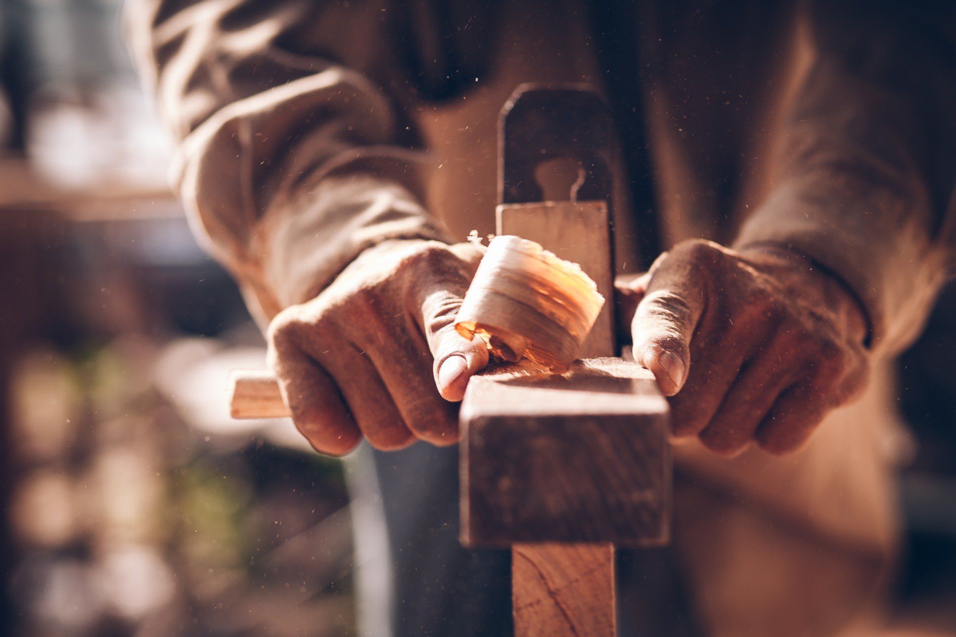 artigiano durante una lavorazione