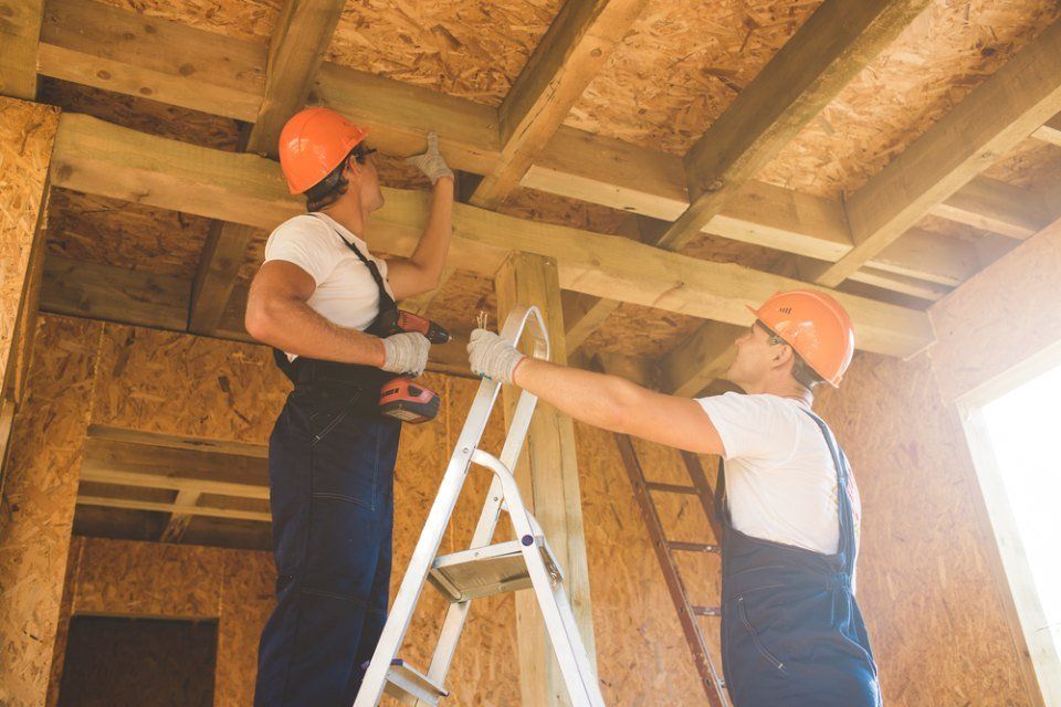 tecnici durante un lavoro di consolidamento copertura