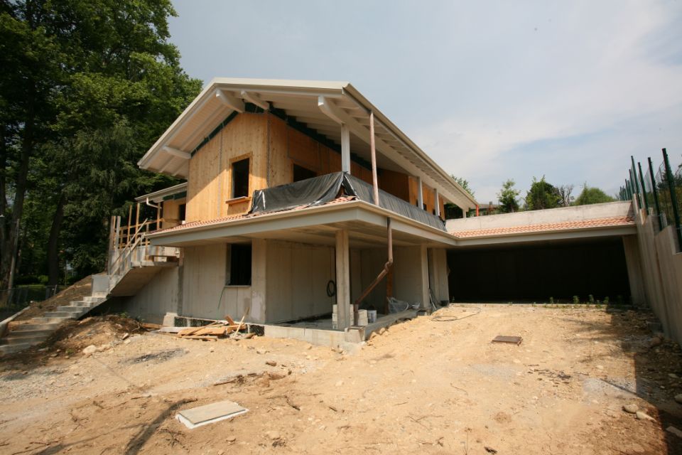 casa con copertura in legno appena realizzata