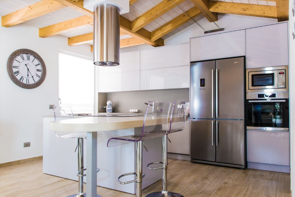 cucina moderna con travi in legno a vista
