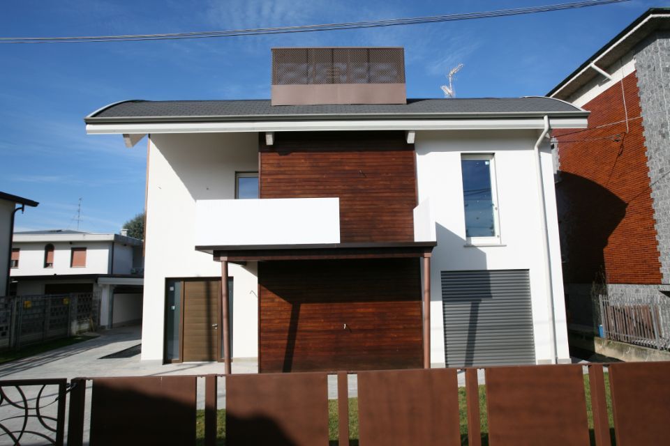 palazzina con dettagli in legno