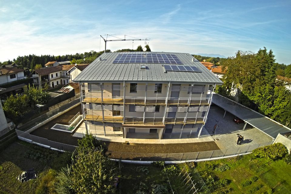 palazzina con struttura in legno e pannelli solari