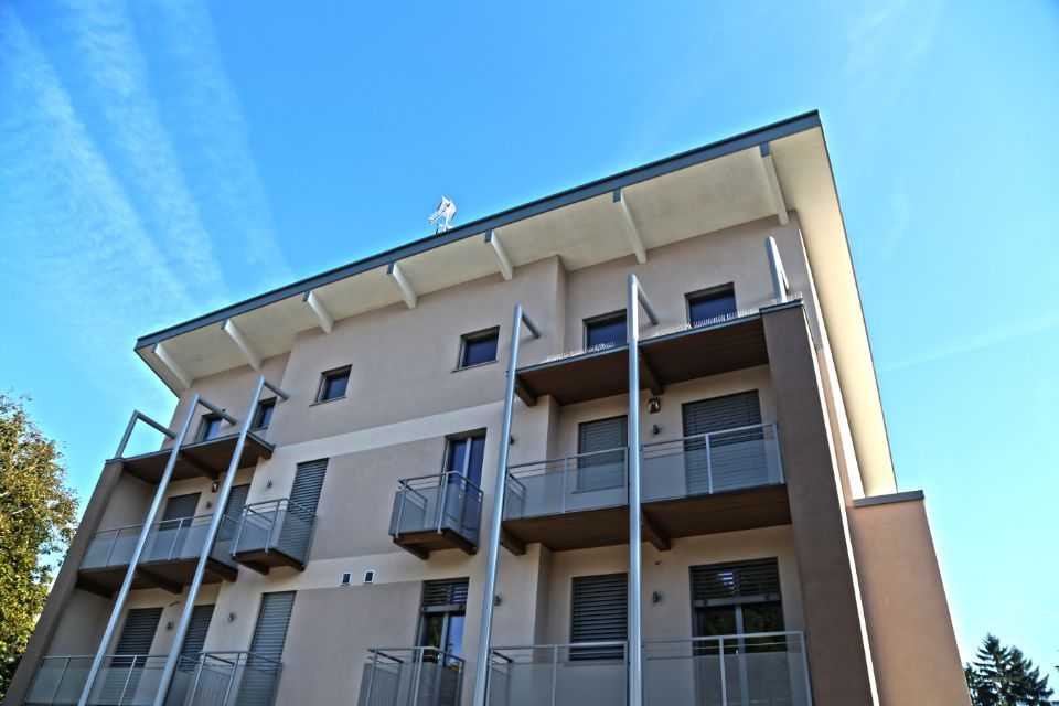 palazzina con balconi in legno