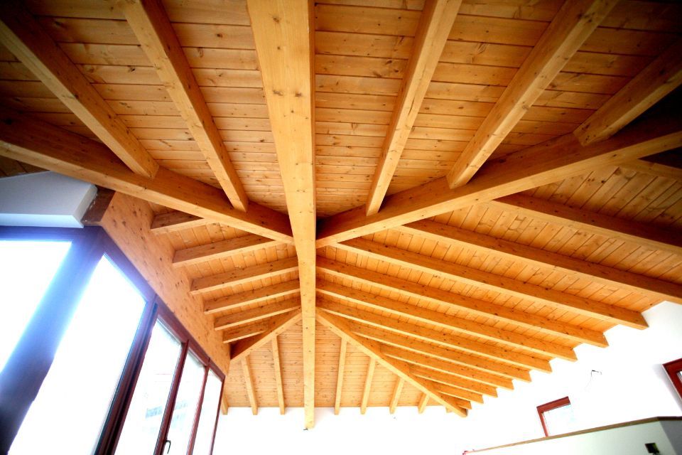 tetto in legno con colonne a vista