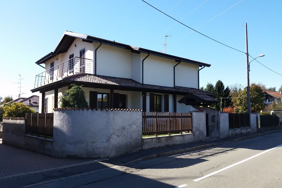casa su due livelli con tetto in legno