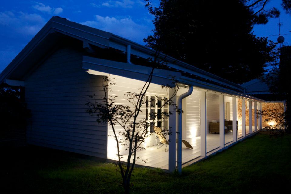 veranda chiusa con tetto spiovente in legno