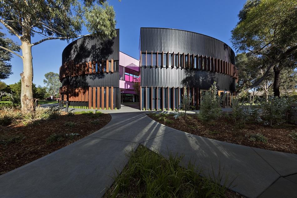 Longline 305 Wall Roof Rounded and a Tree – Rozelle, Nsw – Kfc Roofing Supplies