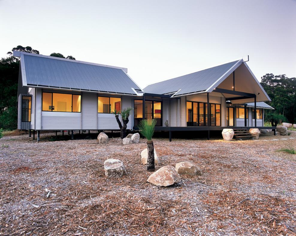 A Large Field and a Beautiful White House – Rozelle, Nsw – Kfc Roofing Supplies