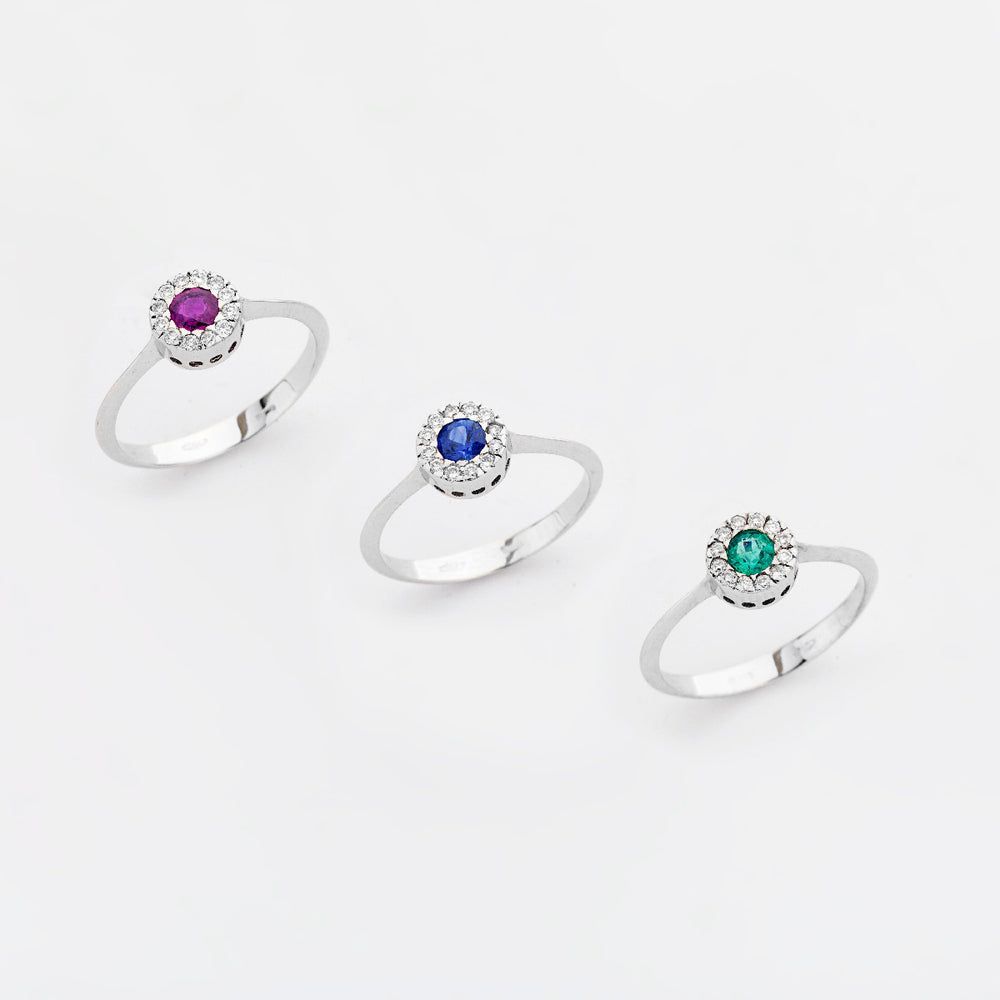 Tre anelli con pietre di colore diverso