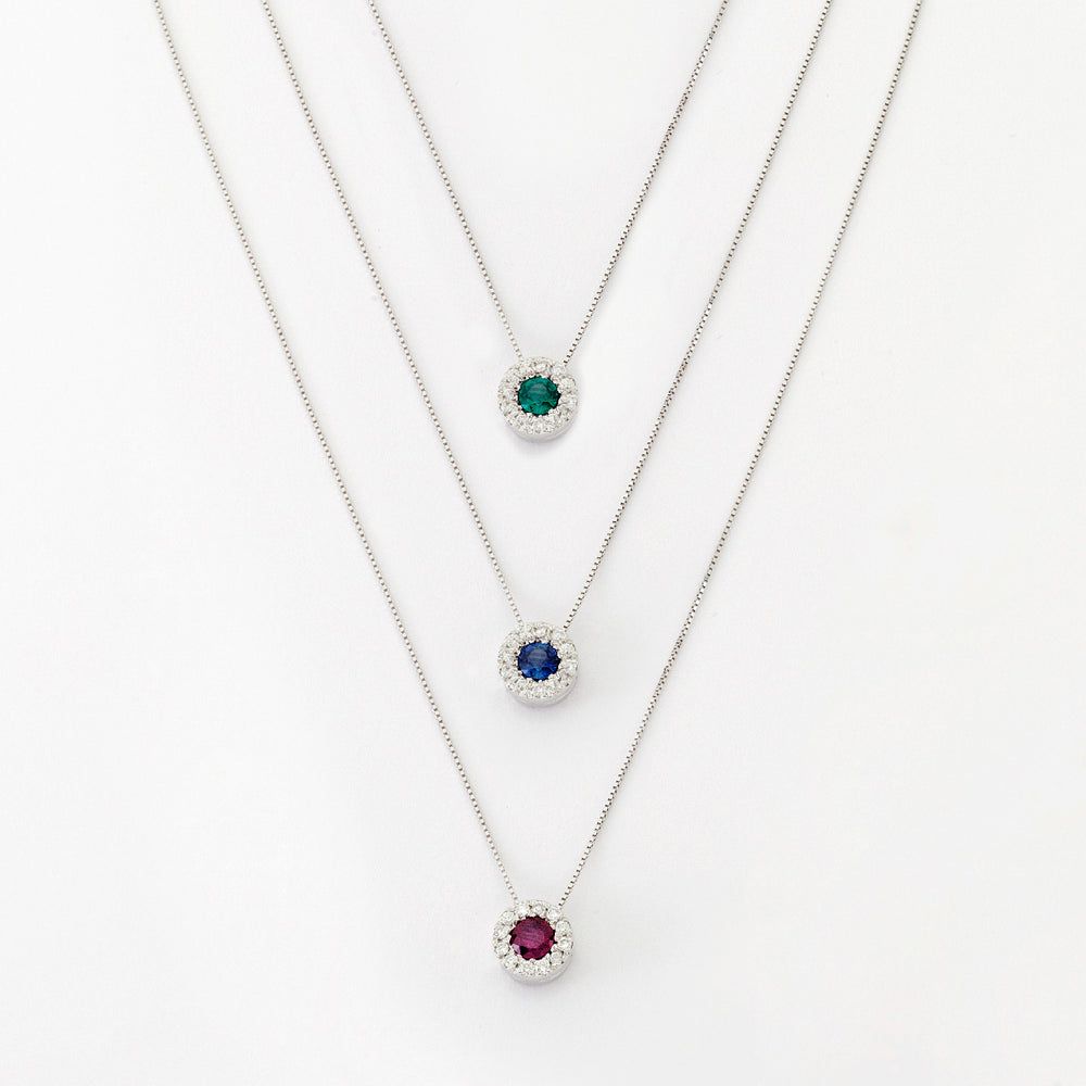 Tre collane con pietre di colore diverso