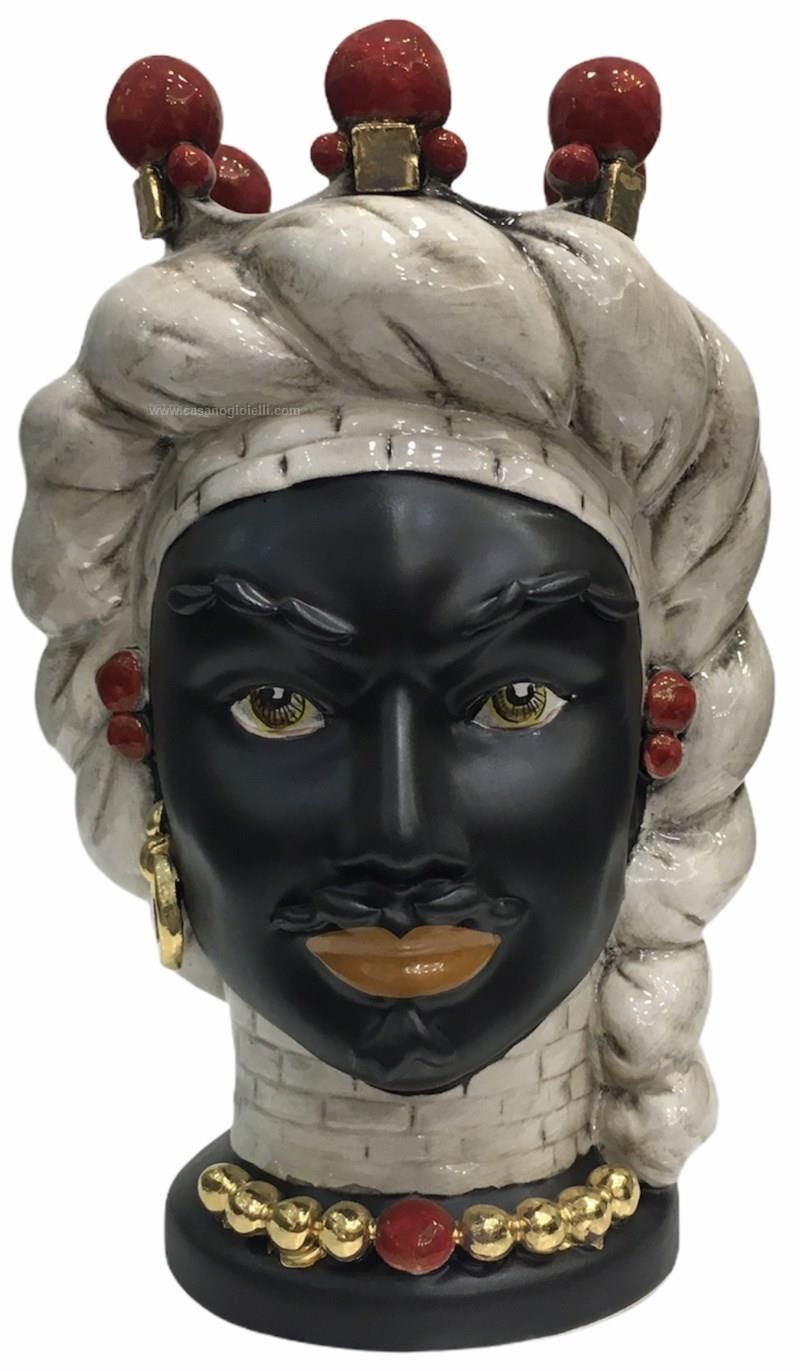 Una statua in bianco e nero di un uomo con una corona in testa.