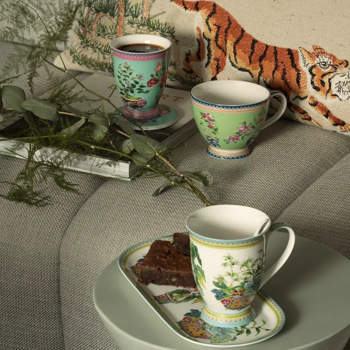 Due tazze di caffè e un brownie su un piattino su un tavolo