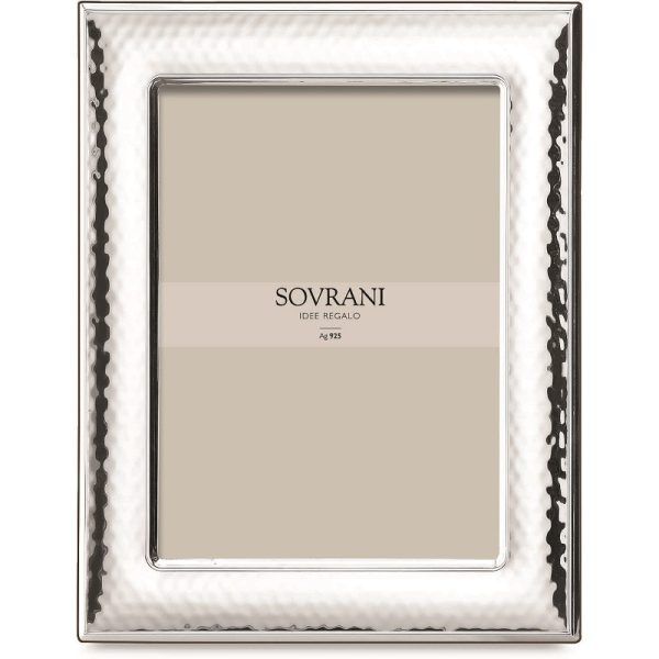 Una cornice d'argento con una foto all'interno.