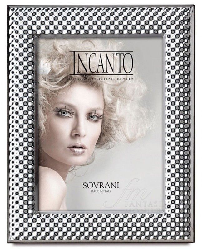 Una cornice con il volto di una donna sopra