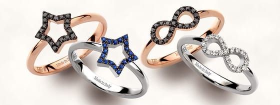 Un gruppo di anelli sono posizionati uno sopra l'altro su una superficie bianca.